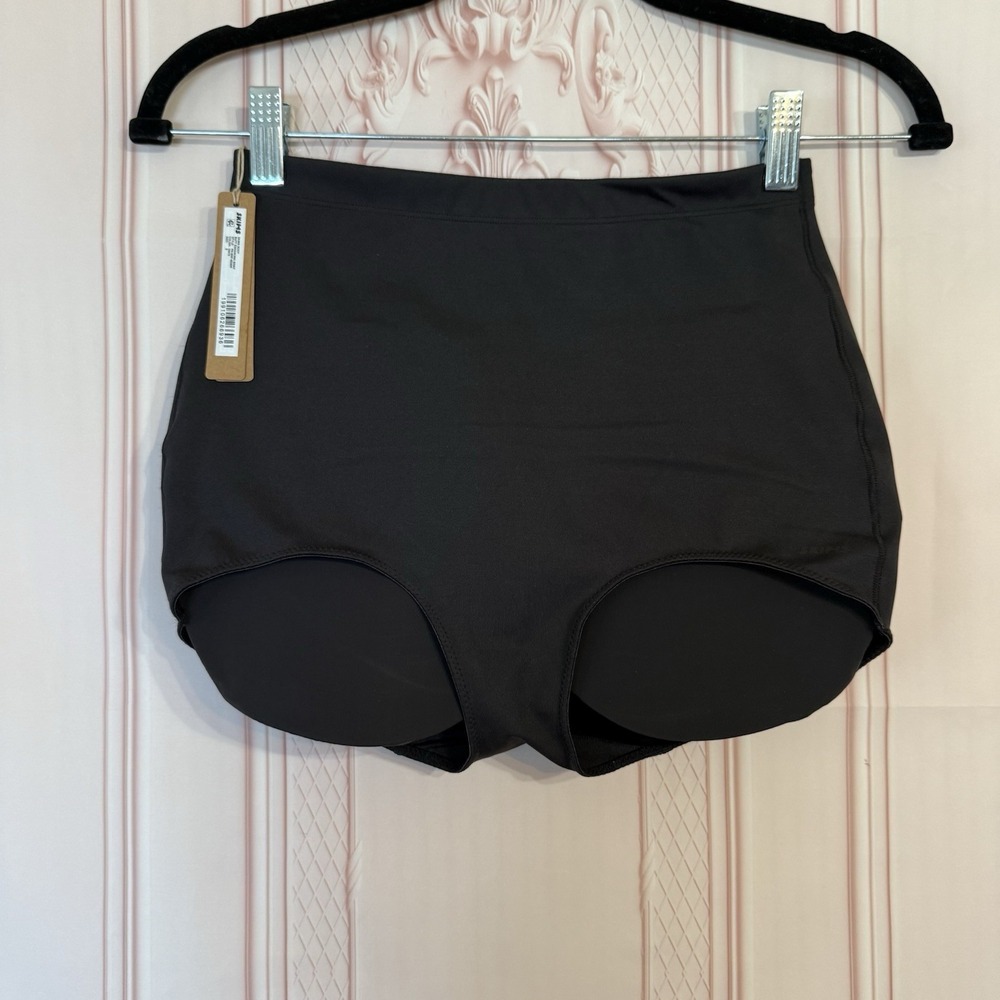 SKIMS Body Butt Enhancing Brief Size Small NWT $104 Padded
